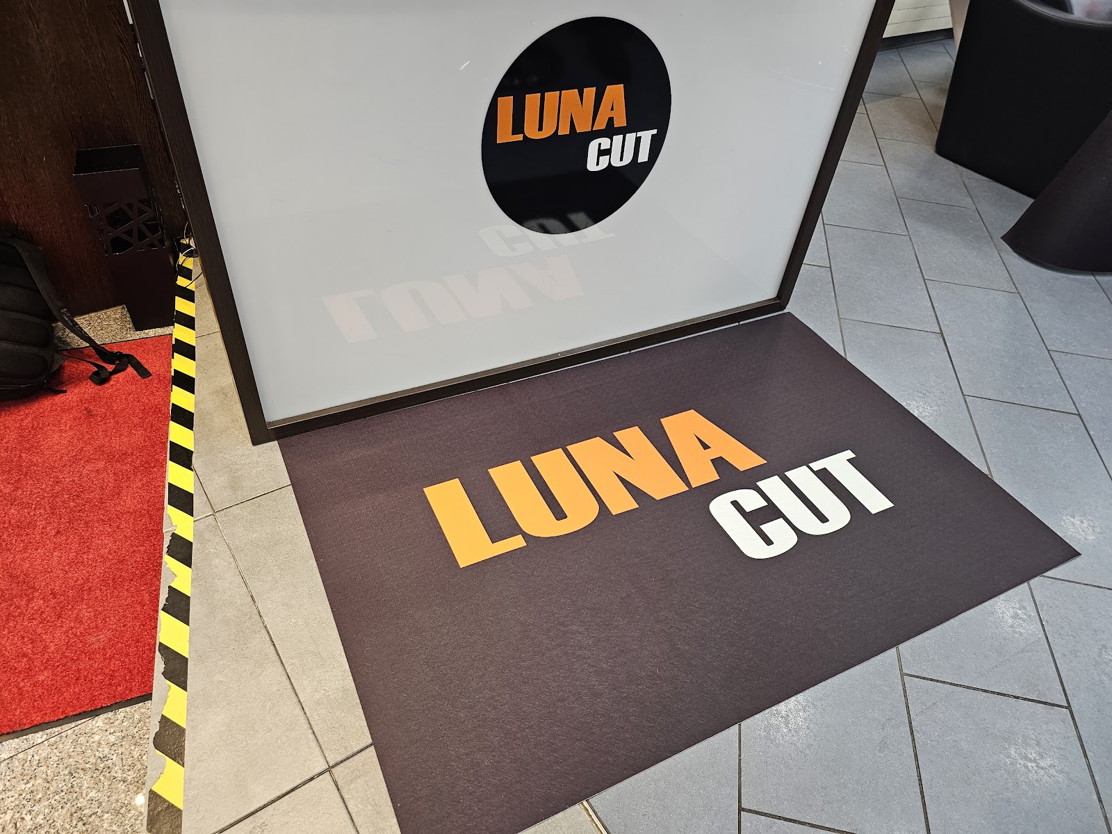 Luna Cut — der Eingang